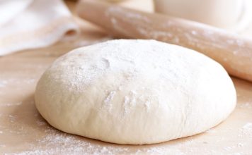 Hamur Sanatı Ve Mutfağın Temel Lezzeti Hamur, yüzyıllardır mutfakların vazgeçilmez temel malzemesi olmuştur. Ekmekten böreğe, pizzadan tatlılara kadar uzanan geniş kullanım alanı, hamurun kültürel ve gastronomik önemini ortaya koyar. Tarih boyunca farklı uygarlıklar, kendi mutfak geleneklerinde hamuru hem besleyici hem de yaratıcı bir temel olarak değerlendirmiştir. Konulu bir haber görseli.