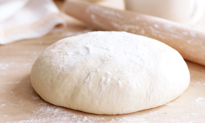 Hamur, yüzyıllardır mutfakların vazgeçilmez temel malzemesi olmuştur. Ekmekten böreğe, pizzadan tatlılara kadar uzanan geniş kullanım alanı, hamurun kültürel ve gastronomik önemini ortaya koyar. Tarih boyunca farklı uygarlıklar, kendi mutfak geleneklerinde hamuru hem besleyici hem de yaratıcı bir temel olarak değerlendirmiştir. Konulu bir haber görseli.