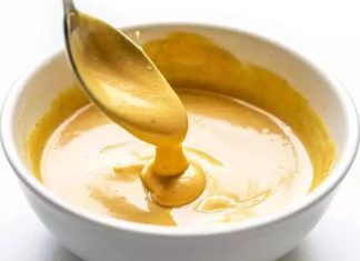 Hardal ve sirke ile marine, yiyeceklerin özellikle et ve tavuk gibi proteinlerin, hardal ve sirke karışımı içinde bekletilerek aromalarının yoğunlaştırılması yöntemidir. Hardal-sirke marine, yiyeceklerin hem dokusunu yumuşatır hem de keskin ve aromatik bir tat kazandırır. Bu teknik, hem geleneksel hem modern mutfaklarda tercih edilir ve yemeklere karakteristik bir lezzet profili sağlar. Konulu bir haber görseli.