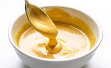 Hardal-Sirke Marine İle Et Ve Sebzelerde Keskin Ve Aromatik Lezzet Hardal ve sirke ile marine, yiyeceklerin özellikle et ve tavuk gibi proteinlerin, hardal ve sirke karışımı içinde bekletilerek aromalarının yoğunlaştırılması yöntemidir. Hardal-sirke marine, yiyeceklerin hem dokusunu yumuşatır hem de keskin ve aromatik bir tat kazandırır. Bu teknik, hem geleneksel hem modern mutfaklarda tercih edilir ve yemeklere karakteristik bir lezzet profili sağlar. Konulu bir haber görseli.