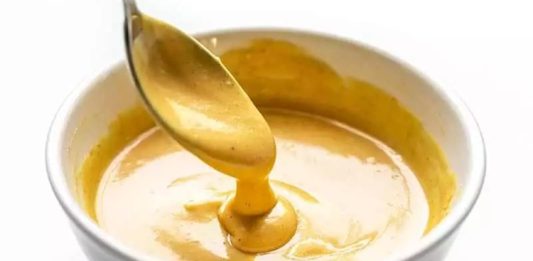 Hardal-Sirke Marine İle Et Ve Sebzelerde Keskin Ve Aromatik Lezzet Hardal ve sirke ile marine, yiyeceklerin özellikle et ve tavuk gibi proteinlerin, hardal ve sirke karışımı içinde bekletilerek aromalarının yoğunlaştırılması yöntemidir. Hardal-sirke marine, yiyeceklerin hem dokusunu yumuşatır hem de keskin ve aromatik bir tat kazandırır. Bu teknik, hem geleneksel hem modern mutfaklarda tercih edilir ve yemeklere karakteristik bir lezzet profili sağlar. Konulu bir haber görseli.