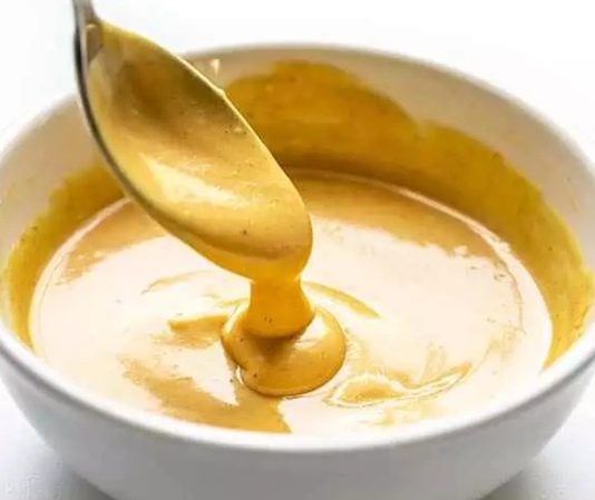 Hardal ve sirke ile marine, yiyeceklerin özellikle et ve tavuk gibi proteinlerin, hardal ve sirke karışımı içinde bekletilerek aromalarının yoğunlaştırılması yöntemidir. Hardal-sirke marine, yiyeceklerin hem dokusunu yumuşatır hem de keskin ve aromatik bir tat kazandırır. Bu teknik, hem geleneksel hem modern mutfaklarda tercih edilir ve yemeklere karakteristik bir lezzet profili sağlar. Konulu bir haber görseli.