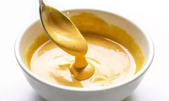 Hardal ve sirke ile marine, yiyeceklerin özellikle et ve tavuk gibi proteinlerin, hardal ve sirke karışımı içinde bekletilerek aromalarının yoğunlaştırılması yöntemidir. Hardal-sirke marine, yiyeceklerin hem dokusunu yumuşatır hem de keskin ve aromatik bir tat kazandırır. Bu teknik, hem geleneksel hem modern mutfaklarda tercih edilir ve yemeklere karakteristik bir lezzet profili sağlar. Konulu bir haber görseli.