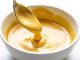 Hardal-Sirke Marine İle Et Ve Sebzelerde Keskin Ve Aromatik Lezzet Hardal ve sirke ile marine, yiyeceklerin özellikle et ve tavuk gibi proteinlerin, hardal ve sirke karışımı içinde bekletilerek aromalarının yoğunlaştırılması yöntemidir. Hardal-sirke marine, yiyeceklerin hem dokusunu yumuşatır hem de keskin ve aromatik bir tat kazandırır. Bu teknik, hem geleneksel hem modern mutfaklarda tercih edilir ve yemeklere karakteristik bir lezzet profili sağlar. Konulu bir haber görseli.