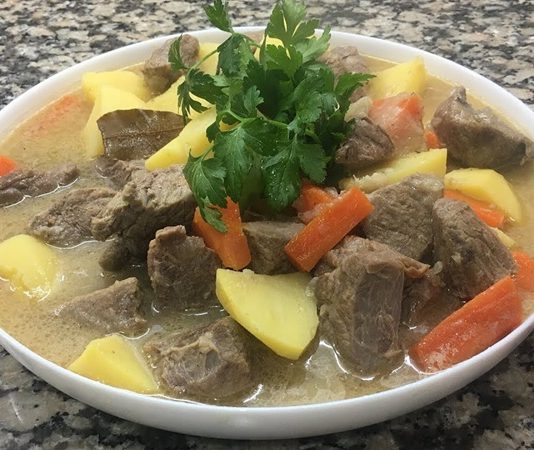 Et haşlama, çoğunlukla kuzu, dana ya da tavuk eti ile yapılır. Etin kendi lezzetini ön plana çıkaran pişirme yöntemi sayesinde hiçbir baharat ya da ağır sos kullanılmadan doğal bir tat elde edilir.