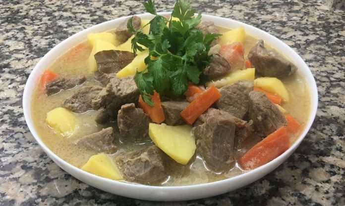 Et haşlama, çoğunlukla kuzu, dana ya da tavuk eti ile yapılır. Etin kendi lezzetini ön plana çıkaran pişirme yöntemi sayesinde hiçbir baharat ya da ağır sos kullanılmadan doğal bir tat elde edilir.