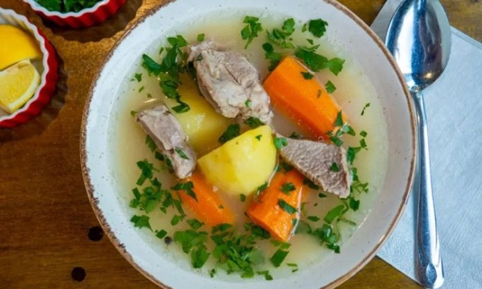 Haşlama tarifleri, sağlıklı beslenmek isteyenler için en pratik ve besleyici yöntemlerden biridir. Et, tavuk, balık ya da sebzeler, su ya da aromatik bir sıvı içinde yavaş yavaş pişirilerek yumuşacık bir kıvama gelir. Bu yöntem, hem malzemenin besin değerini korur hem de yağ eklemeden lezzetli yemekler hazırlamanızı sağlar. Konulu bir haber görseli.