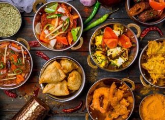 Hint Lezzetleriyle Sofralarda Renk ve Aroma Yolculuğu Hint mutfağı, baharat zenginliği, renkli sunumları ve çeşitlilik açısından dünya mutfakları arasında özel bir yere sahiptir. Hint lezzetleri, yalnızca tatları ile değil, aynı zamanda kültürel ve tarihi mirasıyla da dikkat çeker. Her yemeğin ardında bir hikaye, bir gelenek ve bölgesel farklılıklar bulunur. Bu nedenle Hint mutfağı, sadece yemek değil, aynı zamanda bir kültür deneyimi olarak da öne çıkar. Konulu bir haber görseli.