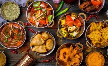 Hint Lezzetleriyle Sofralarda Renk ve Aroma Yolculuğu Hint mutfağı, baharat zenginliği, renkli sunumları ve çeşitlilik açısından dünya mutfakları arasında özel bir yere sahiptir. Hint lezzetleri, yalnızca tatları ile değil, aynı zamanda kültürel ve tarihi mirasıyla da dikkat çeker. Her yemeğin ardında bir hikaye, bir gelenek ve bölgesel farklılıklar bulunur. Bu nedenle Hint mutfağı, sadece yemek değil, aynı zamanda bir kültür deneyimi olarak da öne çıkar. Konulu bir haber görseli.