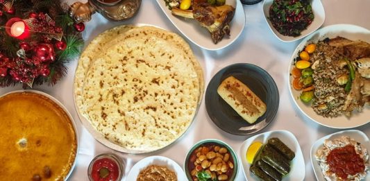 İç Anadolu mutfağı, köklü tarihinden aldığı mirası, geniş bozkırlarının sunduğu ürünlerle harmanlayan, zengin ve doyurucu yemek kültürüne sahip bir mutfaktır. Bu bölgenin sofraları, hem günlük yaşamda hem de özel günlerde özenle hazırlanır. Tahıl, et ve bakliyat ağırlıklı yemekleriyle tanınan İç Anadolu mutfağı, aynı zamanda misafirperverliğiyle de bilinir. Konulu bir haber görseli.