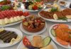 Ramazan ayında, oruç açmanın sadece fiziksel değil, manevi bir anlamı da vardır. İftar sofraları, gün boyu süren oruç sonrası, bir araya gelmenin, paylaşmanın ve mutluluğun zamanıdır. İftar ziyafeti, sadece yemekleri tatmakla kalmaz, aynı zamanda ailelerin, komşuların ve dostların bir araya gelip, birbirleriyle vakit geçirdiği değerli anılardır. Bu sofralar, birlikteliği ve dayanışmayı pekiştiren özel bir anlam taşır. Konulu bir haber görseli.