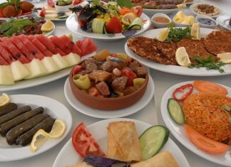 İftar Ziyafeti: Ramazan’ın Bereketli Sofralarında Geleneksel Lezzetler Ramazan ayında, oruç açmanın sadece fiziksel değil, manevi bir anlamı da vardır. İftar sofraları, gün boyu süren oruç sonrası, bir araya gelmenin, paylaşmanın ve mutluluğun zamanıdır. İftar ziyafeti, sadece yemekleri tatmakla kalmaz, aynı zamanda ailelerin, komşuların ve dostların bir araya gelip, birbirleriyle vakit geçirdiği değerli anılardır. Bu sofralar, birlikteliği ve dayanışmayı pekiştiren özel bir anlam taşır. Konulu bir haber görseli.