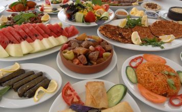 Ramazan ayında, oruç açmanın sadece fiziksel değil, manevi bir anlamı da vardır. İftar sofraları, gün boyu süren oruç sonrası, bir araya gelmenin, paylaşmanın ve mutluluğun zamanıdır. İftar ziyafeti, sadece yemekleri tatmakla kalmaz, aynı zamanda ailelerin, komşuların ve dostların bir araya gelip, birbirleriyle vakit geçirdiği değerli anılardır. Bu sofralar, birlikteliği ve dayanışmayı pekiştiren özel bir anlam taşır. Konulu bir haber görseli.