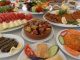 Ramazan ayında, oruç açmanın sadece fiziksel değil, manevi bir anlamı da vardır. İftar sofraları, gün boyu süren oruç sonrası, bir araya gelmenin, paylaşmanın ve mutluluğun zamanıdır. İftar ziyafeti, sadece yemekleri tatmakla kalmaz, aynı zamanda ailelerin, komşuların ve dostların bir araya gelip, birbirleriyle vakit geçirdiği değerli anılardır. Bu sofralar, birlikteliği ve dayanışmayı pekiştiren özel bir anlam taşır. Konulu bir haber görseli.