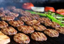 Izgara, dünya mutfaklarında uzun yıllardır kullanılan temel pişirme tekniklerinden biridir. Izgara yöntemi, yiyeceklerin doğrudan veya dolaylı ısı ile pişirilmesini ifade eder ve hem et hem de sebze yemeklerinde tercih edilir. Bu teknik, yiyeceklerin doğal aromasını korurken aynı zamanda üzerlerinde karakteristik çizgiler ve hafif bir doku oluşmasını sağlar. Konulu bir haber görseli.