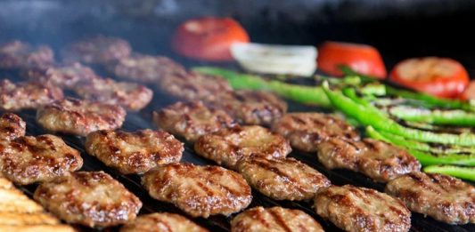 Izgara, dünya mutfaklarında uzun yıllardır kullanılan temel pişirme tekniklerinden biridir. Izgara yöntemi, yiyeceklerin doğrudan veya dolaylı ısı ile pişirilmesini ifade eder ve hem et hem de sebze yemeklerinde tercih edilir. Bu teknik, yiyeceklerin doğal aromasını korurken aynı zamanda üzerlerinde karakteristik çizgiler ve hafif bir doku oluşmasını sağlar. Konulu bir haber görseli.