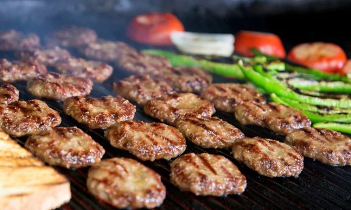 Izgara, dünya mutfaklarında uzun yıllardır kullanılan temel pişirme tekniklerinden biridir. Izgara yöntemi, yiyeceklerin doğrudan veya dolaylı ısı ile pişirilmesini ifade eder ve hem et hem de sebze yemeklerinde tercih edilir. Bu teknik, yiyeceklerin doğal aromasını korurken aynı zamanda üzerlerinde karakteristik çizgiler ve hafif bir doku oluşmasını sağlar. Konulu bir haber görseli.