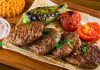 Izgara, yemek pişirme teknikleri arasında en eski ve en etkili yöntemlerden biridir. İnsanlık tarihi boyunca ateş üzerinde yiyecek pişirme ihtiyacı, ızgara yönteminin gelişmesini sağlamıştır. Et, sebze ve balık gibi malzemelerin ızgarada pişirilmesi, hem lezzeti hem de besin değerini ön plana çıkarır. Konulu bir haber görseli.