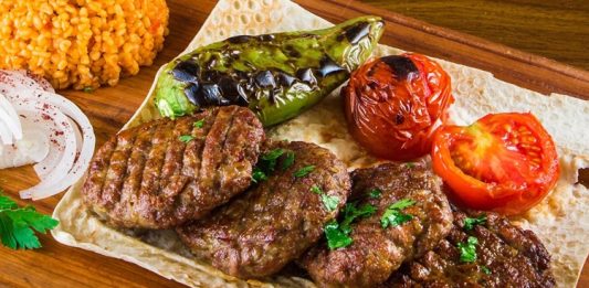 Izgara Sanatı ve Lezzetin Sofralardaki Yolculuğu Izgara, yemek pişirme teknikleri arasında en eski ve en etkili yöntemlerden biridir. İnsanlık tarihi boyunca ateş üzerinde yiyecek pişirme ihtiyacı, ızgara yönteminin gelişmesini sağlamıştır. Et, sebze ve balık gibi malzemelerin ızgarada pişirilmesi, hem lezzeti hem de besin değerini ön plana çıkarır. Konulu bir haber görseli.