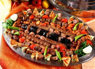 Izgara Tarifleriyle Lezzet Dolu Sofralar Izgara tarifleri, hem sağlıklı hem de lezzetli yemek arayanların favorileri arasında yer alır. Özellikle yaz aylarında mangal keyfi, kış aylarında ise fırın veya elektrikli ızgara kullanımıyla sofralara eşsiz tatlar kazandırır. Et, tavuk, balık ve sebzelerle hazırlanan bu tarifler, farklı marinasyon teknikleri ve baharatlarla zenginleştirildiğinde adeta damak çatlatan bir lezzete dönüşür. Üstelik ızgara yemekleri yalnızca ana yemek değil, aynı zamanda meze ve salatalarla da mükemmel bir uyum sağlar. Konulu bir haber görseli.