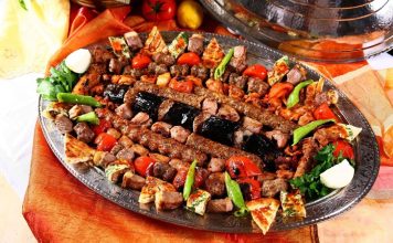 Izgara Tarifleriyle Lezzet Dolu Sofralar Izgara tarifleri, hem sağlıklı hem de lezzetli yemek arayanların favorileri arasında yer alır. Özellikle yaz aylarında mangal keyfi, kış aylarında ise fırın veya elektrikli ızgara kullanımıyla sofralara eşsiz tatlar kazandırır. Et, tavuk, balık ve sebzelerle hazırlanan bu tarifler, farklı marinasyon teknikleri ve baharatlarla zenginleştirildiğinde adeta damak çatlatan bir lezzete dönüşür. Üstelik ızgara yemekleri yalnızca ana yemek değil, aynı zamanda meze ve salatalarla da mükemmel bir uyum sağlar. Konulu bir haber görseli.