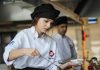 Gastronomi dünyasında kadın şefler, hem yaratıcılıkları hem de liderlikleri ile dikkat çekiyor. Röportajlarda kadın şefler, mutfaktaki deneyimlerini, ilham kaynaklarını ve kendi tarzlarını nasıl geliştirdiklerini anlatıyor. Bu süreçte yaratıcılık ve özgünlük, kadın şeflerin öne çıkan özellikleri arasında yer alıyor. Konulu bir haber görseli.