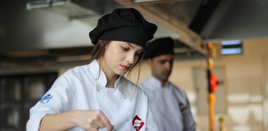 Kadın Şefler Mutfağın Güçlü Yüzleriyle Buluşuyor Gastronomi dünyasında kadın şefler, hem yaratıcılıkları hem de liderlikleri ile dikkat çekiyor. Röportajlarda kadın şefler, mutfaktaki deneyimlerini, ilham kaynaklarını ve kendi tarzlarını nasıl geliştirdiklerini anlatıyor. Bu süreçte yaratıcılık ve özgünlük, kadın şeflerin öne çıkan özellikleri arasında yer alıyor. Konulu bir haber görseli.