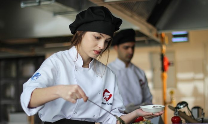 Gastronomi dünyasında kadın şefler, hem yaratıcılıkları hem de liderlikleri ile dikkat çekiyor. Röportajlarda kadın şefler, mutfaktaki deneyimlerini, ilham kaynaklarını ve kendi tarzlarını nasıl geliştirdiklerini anlatıyor. Bu süreçte yaratıcılık ve özgünlük, kadın şeflerin öne çıkan özellikleri arasında yer alıyor. Konulu bir haber görseli.