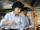 Gastronomi dünyasında kadın şefler, hem yaratıcılıkları hem de liderlikleri ile dikkat çekiyor. Röportajlarda kadın şefler, mutfaktaki deneyimlerini, ilham kaynaklarını ve kendi tarzlarını nasıl geliştirdiklerini anlatıyor. Bu süreçte yaratıcılık ve özgünlük, kadın şeflerin öne çıkan özellikleri arasında yer alıyor. Konulu bir haber görseli.