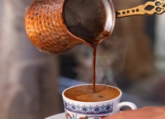 Kahve Kültürüyle Dünyanın Tadını Keşfedin Kahve, sadece bir içecek olmanın ötesinde, kültürel bir simge ve sosyal yaşamın ayrılmaz bir parçası hâline gelmiştir. Farklı coğrafyalarda yetiştirilen kahve çekirdekleri, değişik kavurma ve demleme yöntemleriyle kendine özgü tatlar sunar. Kahve kültürü, hem günlük hayatın ritmini belirler hem de insanları bir araya getiren bir iletişim aracıdır. Özellikle kafeler ve kahve evleri, sohbetlerin ve buluşmaların merkezi hâline gelmiştir. Konulu bir haber görseli.