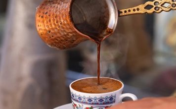 Kahve Kültürüyle Dünyanın Tadını Keşfedin Kahve, sadece bir içecek olmanın ötesinde, kültürel bir simge ve sosyal yaşamın ayrılmaz bir parçası hâline gelmiştir. Farklı coğrafyalarda yetiştirilen kahve çekirdekleri, değişik kavurma ve demleme yöntemleriyle kendine özgü tatlar sunar. Kahve kültürü, hem günlük hayatın ritmini belirler hem de insanları bir araya getiren bir iletişim aracıdır. Özellikle kafeler ve kahve evleri, sohbetlerin ve buluşmaların merkezi hâline gelmiştir. Konulu bir haber görseli.