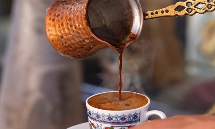 Kahve, sadece bir içecek olmanın ötesinde, kültürel bir simge ve sosyal yaşamın ayrılmaz bir parçası hâline gelmiştir. Farklı coğrafyalarda yetiştirilen kahve çekirdekleri, değişik kavurma ve demleme yöntemleriyle kendine özgü tatlar sunar. Kahve kültürü, hem günlük hayatın ritmini belirler hem de insanları bir araya getiren bir iletişim aracıdır. Özellikle kafeler ve kahve evleri, sohbetlerin ve buluşmaların merkezi hâline gelmiştir. Konulu bir haber görseli.