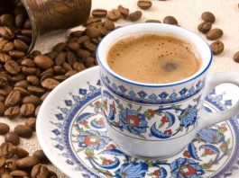 Gelenekselden moderne, sade olandan aromalı çeşitlerine kadar kahve, günlük yaşamın ayrılmaz bir parçası haline gelmiştir. Ancak kahvenin keyfi, çoğu zaman onu tamamlayan atıştırmalıklarla daha da derinleşir. Bu küçük lezzetler, sadece damak zevkini tamamlamakla kalmaz, kahve deneyimini çok daha zengin ve keyifli hale getirir. Konulu bir haber görseli.