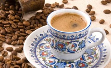 Gelenekselden moderne, sade olandan aromalı çeşitlerine kadar kahve, günlük yaşamın ayrılmaz bir parçası haline gelmiştir. Ancak kahvenin keyfi, çoğu zaman onu tamamlayan atıştırmalıklarla daha da derinleşir. Bu küçük lezzetler, sadece damak zevkini tamamlamakla kalmaz, kahve deneyimini çok daha zengin ve keyifli hale getirir. Konulu bir haber görseli.
