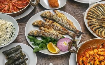 Karadeniz mutfağı, Türkiye’nin en karakteristik ve en özgün mutfaklarından biridir. Dağlarla çevrili coğrafyası, bol yağışlı iklimi ve hırçın denizi, bu mutfağın malzeme çeşitliliğini belirleyen temel unsurlardandır. Karadeniz insanı doğayla iç içe yaşar ve mutfağı da doğanın sunduklarına göre şekillenir. Bu yüzden Karadeniz yemekleri, hem doğaya hem de yöre kültürüne saygının bir yansımasıdır. Konulu bir haber görseli.