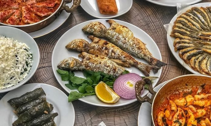 Karadeniz mutfağı, Türkiye’nin en karakteristik ve en özgün mutfaklarından biridir. Dağlarla çevrili coğrafyası, bol yağışlı iklimi ve hırçın denizi, bu mutfağın malzeme çeşitliliğini belirleyen temel unsurlardandır. Karadeniz insanı doğayla iç içe yaşar ve mutfağı da doğanın sunduklarına göre şekillenir. Bu yüzden Karadeniz yemekleri, hem doğaya hem de yöre kültürüne saygının bir yansımasıdır. Konulu bir haber görseli.