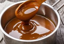 Karamel pişirme süreci, şekerin kontrollü bir şekilde ısıtılması ve karamelize olması ile başlar.