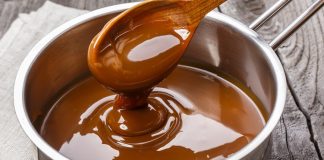 Karamel pişirme süreci, şekerin kontrollü bir şekilde ısıtılması ve karamelize olması ile başlar.