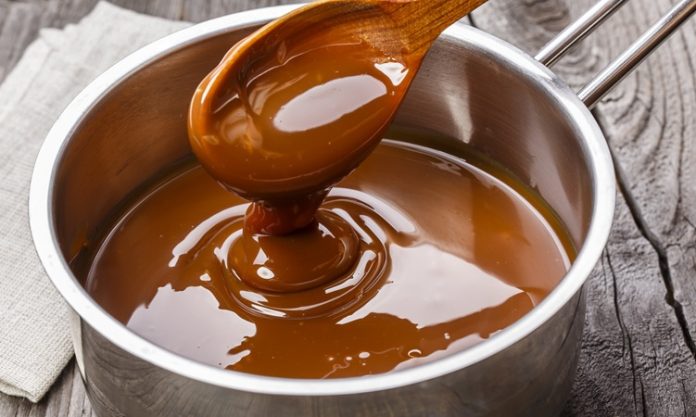 Karamel pişirme süreci, şekerin kontrollü bir şekilde ısıtılması ve karamelize olması ile başlar.