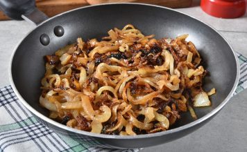 Karamelize Etme Sanatının Püf Noktaları Karamelize etme, yemek pişirme teknikleri arasında en çok dikkat çeken yöntemlerden biridir. Özellikle sebzelerde, meyvelerde ve tatlılarda kullanılan bu teknik, yiyeceklere hem farklı bir tat hem de benzersiz bir doku kazandırır. Temelde şekerin yüksek ısıya maruz kalarak kahverengileşmesiyle gerçekleşen bu işlem, mutfaklarda lezzet katmak için sıkça tercih edilir. Konulu bir haber görseli.