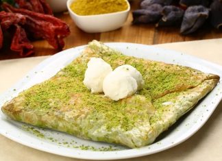 Katmer, özellikle bayram ve özel günlerde sofraları süsler. Farklı iç harçlarla hazırlanan katmer, hem tatlı hem de tuzlu versiyonlarıyla her damak zevkine hitap eder.