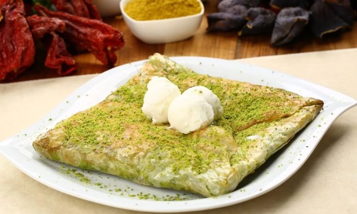 Katmer, özellikle bayram ve özel günlerde sofraları süsler. Farklı iç harçlarla hazırlanan katmer, hem tatlı hem de tuzlu versiyonlarıyla her damak zevkine hitap eder.