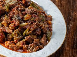Kavurma, Türk mutfağının en köklü pişirme yöntemlerinden biridir ve hem evlerde hem de restoranlarda sıkça kullanılır. Kavurma yöntemi, etin veya sebzelerin yüksek sıcaklıkta kendi yağı veya eklenen az miktardaki yağ ile pişirilmesini ifade eder. Bu teknik, yiyeceklerin hem lezzetini hem de dokusunu korumasına yardımcı olur. Kavurma, özellikle et yemeklerinde yoğun aroma ve doyurucu tat elde etmek için vazgeçilmez bir pişirme yöntemidir. Konulu bir haber görseli.