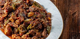 Kavurma, Türk mutfağının en köklü pişirme yöntemlerinden biridir ve hem evlerde hem de restoranlarda sıkça kullanılır. Kavurma yöntemi, etin veya sebzelerin yüksek sıcaklıkta kendi yağı veya eklenen az miktardaki yağ ile pişirilmesini ifade eder. Bu teknik, yiyeceklerin hem lezzetini hem de dokusunu korumasına yardımcı olur. Kavurma, özellikle et yemeklerinde yoğun aroma ve doyurucu tat elde etmek için vazgeçilmez bir pişirme yöntemidir. Konulu bir haber görseli.