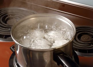 Kaynatma, yemek pişirme teknikleri arasında en eski yöntemlerden biri olarak bilinir. Kaynatma, gıdaların su veya et suyu gibi sıvılar içinde yüksek sıcaklıkta pişirilmesini ifade eder. Bu yöntem, hem yemeklerin lezzetini hem de besin değerlerini korumasına yardımcı olur. Konulu bir haber görseli.