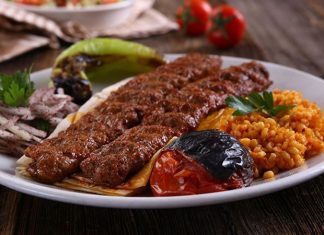 Kebabın Farklı Yüzleri Anadolu’dan Dünyaya Açılan Ateşin Hikâyesi Kebap, Türk mutfağının en köklü ve en tanınan lezzetlerinden biri olarak, yalnızca bir yemek değil aynı zamanda bir yaşam biçimi olarak da değerlendirilebilir. Etin ateşle buluştuğu bu eşsiz teknik, binlerce yıllık geçmişe sahiptir ve tarih boyunca birçok uygarlığın mutfağında kendine yer bulmuştur. Ancak Anadolu toprakları, kebap kültürünü sadece korumakla kalmamış, aynı zamanda onu çeşitlendirip zenginleştirmiştir. Konulu bir haber görseli.