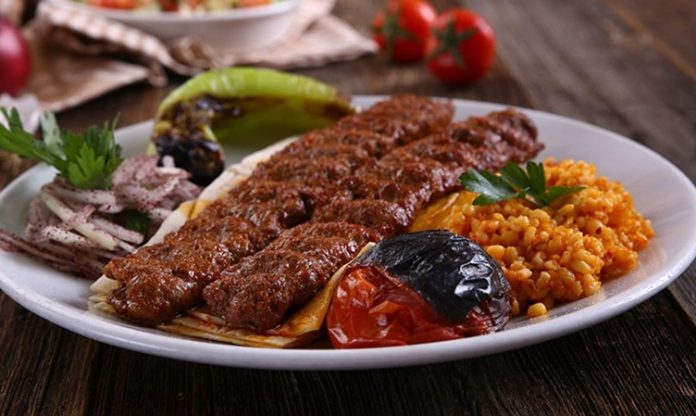 Kebap, Türk mutfağının en köklü ve en tanınan lezzetlerinden biri olarak, yalnızca bir yemek değil aynı zamanda bir yaşam biçimi olarak da değerlendirilebilir. Etin ateşle buluştuğu bu eşsiz teknik, binlerce yıllık geçmişe sahiptir ve tarih boyunca birçok uygarlığın mutfağında kendine yer bulmuştur. Ancak Anadolu toprakları, kebap kültürünü sadece korumakla kalmamış, aynı zamanda onu çeşitlendirip zenginleştirmiştir. Konulu bir haber görseli.