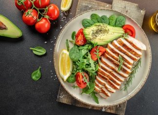 Ketojenik mutfak, son yıllarda sağlıklı yaşamı benimseyen ve karbonhidrat tüketimini azaltmak isteyenler için oldukça popüler hale geldi. Bu beslenme tarzı, enerji kaynağı olarak karbonhidrat yerine yağların kullanılması prensibine dayanıyor. Böylece vücut ketozis denilen duruma girerek yağ yakımını hızlandırıyor ve kan şekeri seviyesini dengede tutuyor. Hem kilo kontrolü sağlamak hem de metabolizma sağlığını iyileştirmek isteyenler için ketojenik diyet önemli bir alternatif olarak öne çıkıyor. Konulu bir haber görseli.