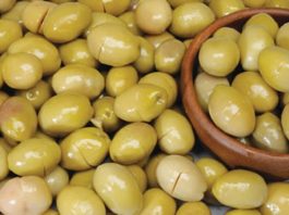 Kırma zeytin sadece lezzetiyle değil, sağlığa olan katkılarıyla da öne çıkar. İçeriğinde bulunan zengin antioksidanlar, vücudu serbest radikallere karşı korur.