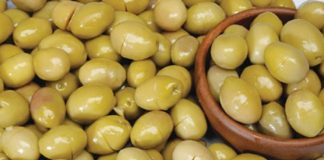 Kırma zeytin sadece lezzetiyle değil, sağlığa olan katkılarıyla da öne çıkar. İçeriğinde bulunan zengin antioksidanlar, vücudu serbest radikallere karşı korur.